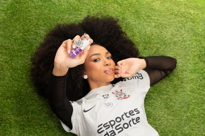 Vizzela e Corinthians lançam o Lip Oil Frozen Grape em collab inédita para o futebol feminino