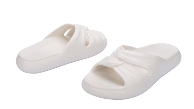 Melissa-lanca-‘chinelos-nuvem-feitos-com-material-da-cana-de-acucar-6.jpg