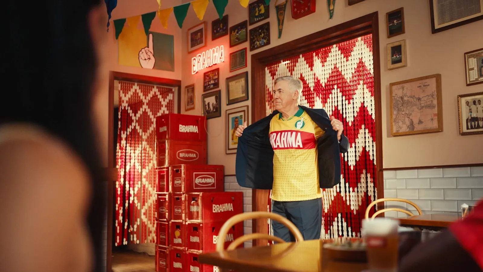Brahma leva Ancelotti ao Carnaval em imersão para apresentar a alma do Brasil