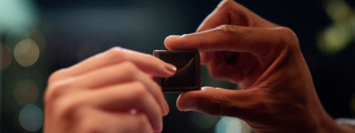 Lacta Intense se inspira em história de amor para apresentar lançamento