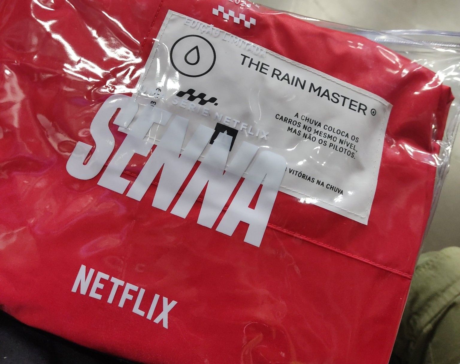 Netflix promove série do Senna em capas de chuva