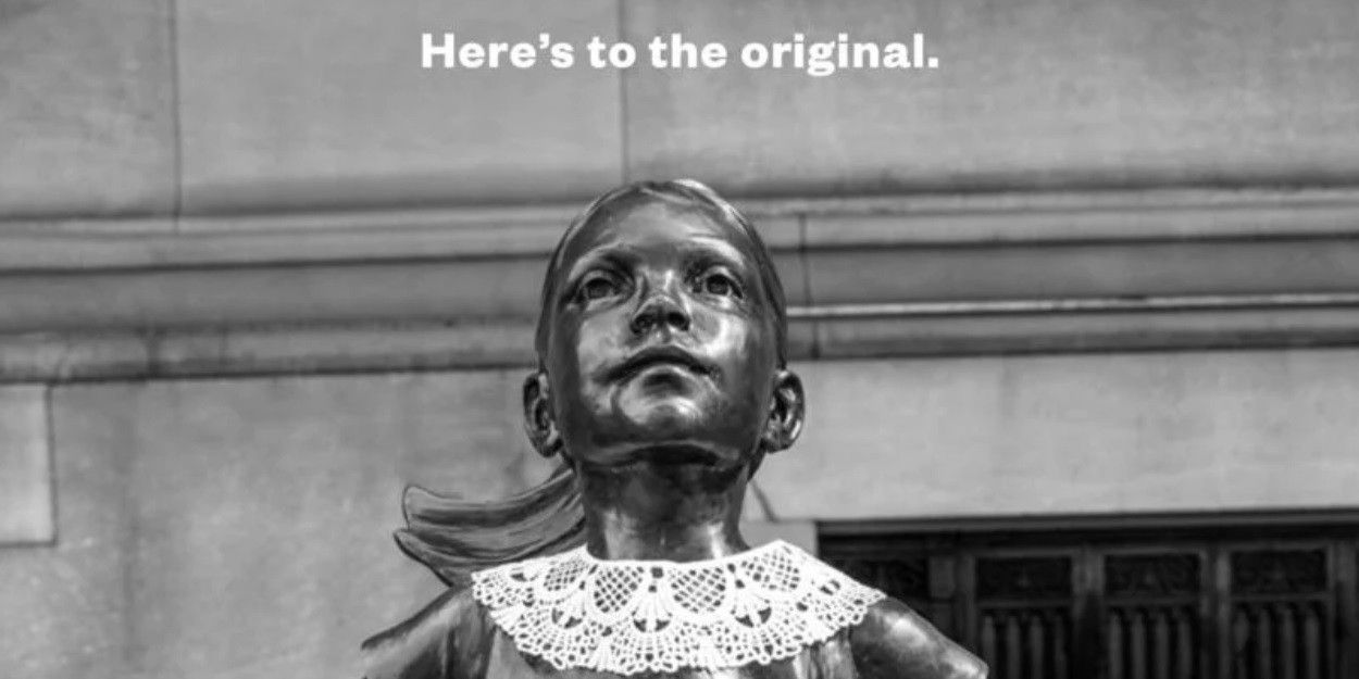‘Fearless Girl’ amanhece com colar em homenagem a Ginsburg
