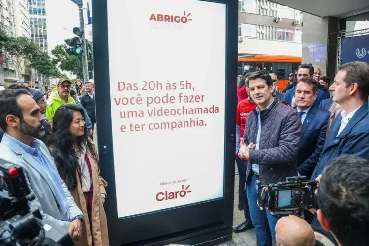 Eletromidia e Claro inauguram projeto "Abrigo Amigo" em Curitiba para reforçar segurança no transporte noturno