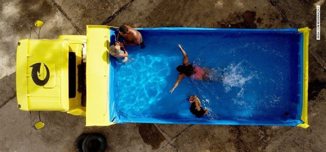 Skol transforma caminhão em piscina