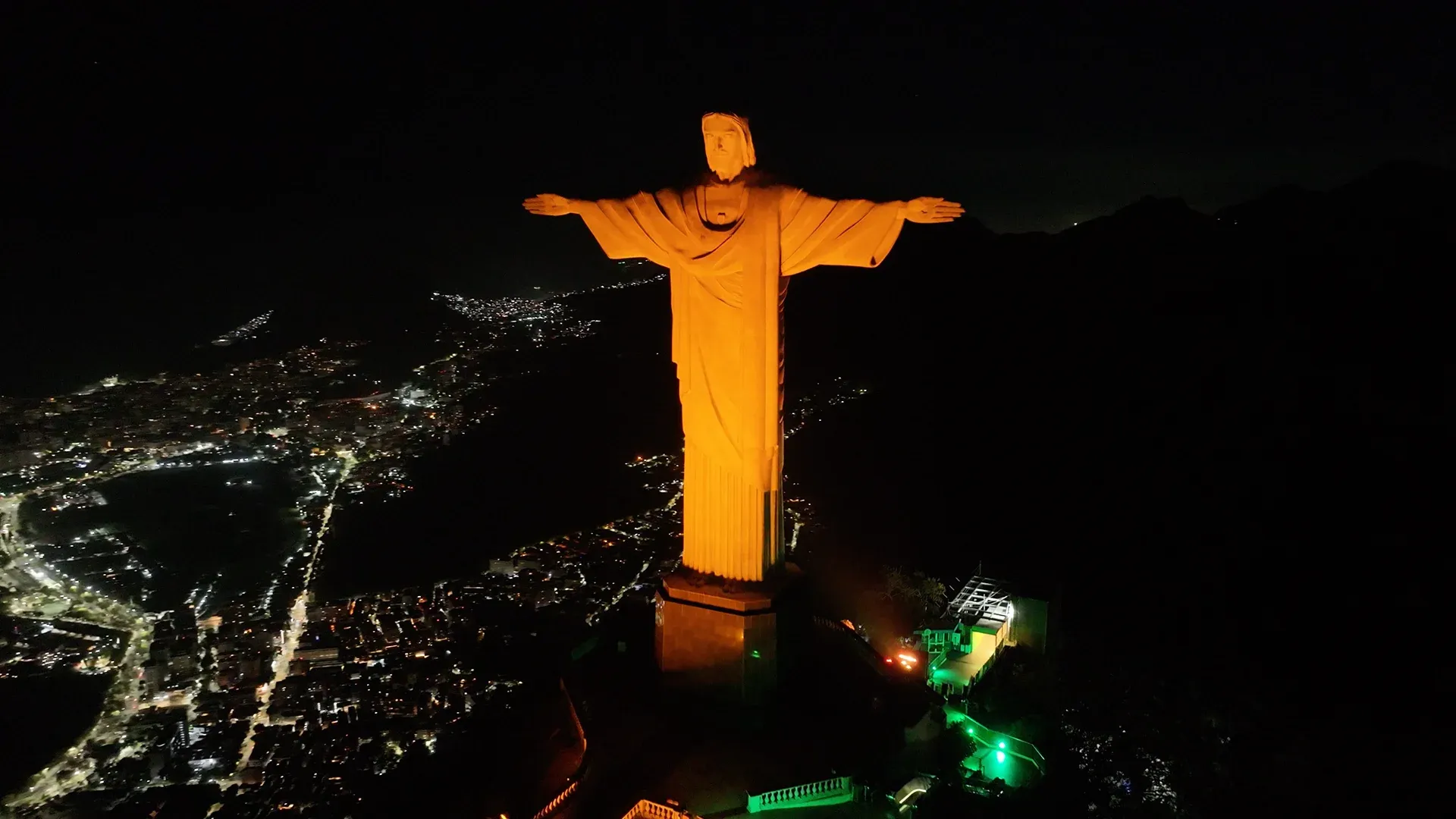Fiserv ilumina Cristo Redentor durante conferência Latam 2025