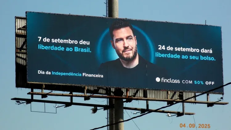 Com painéis da Multifaces Brasil, Finclass estreia campanha "Dia da Independência Financeira"