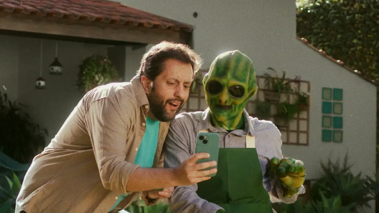 Ilha Crossmídia assina campanha bem-humorada da Cocred com retorno do personagem ET