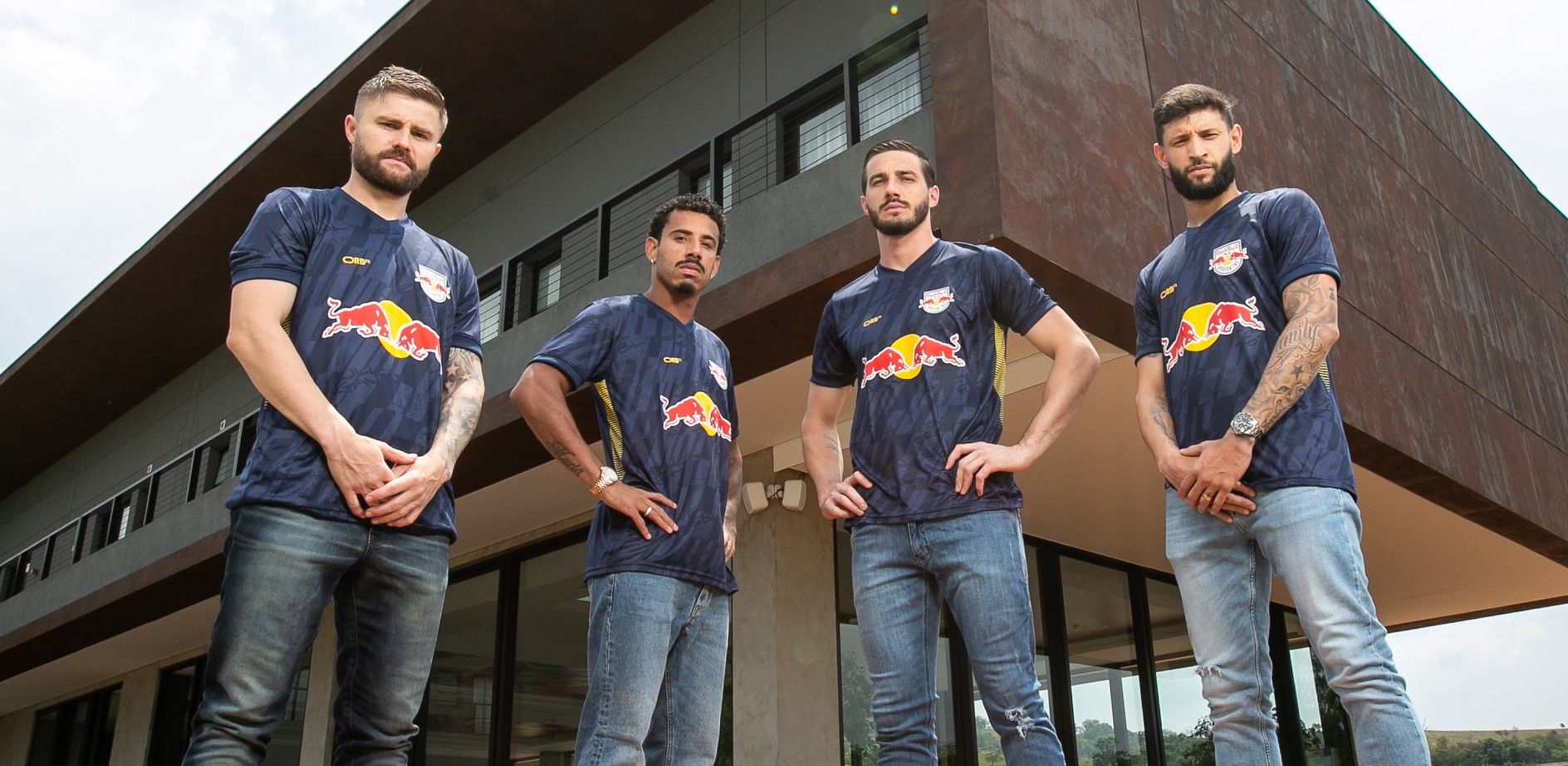 Red Bull Bragantino lança camisa especial de 20 anos da Red Bull Racing