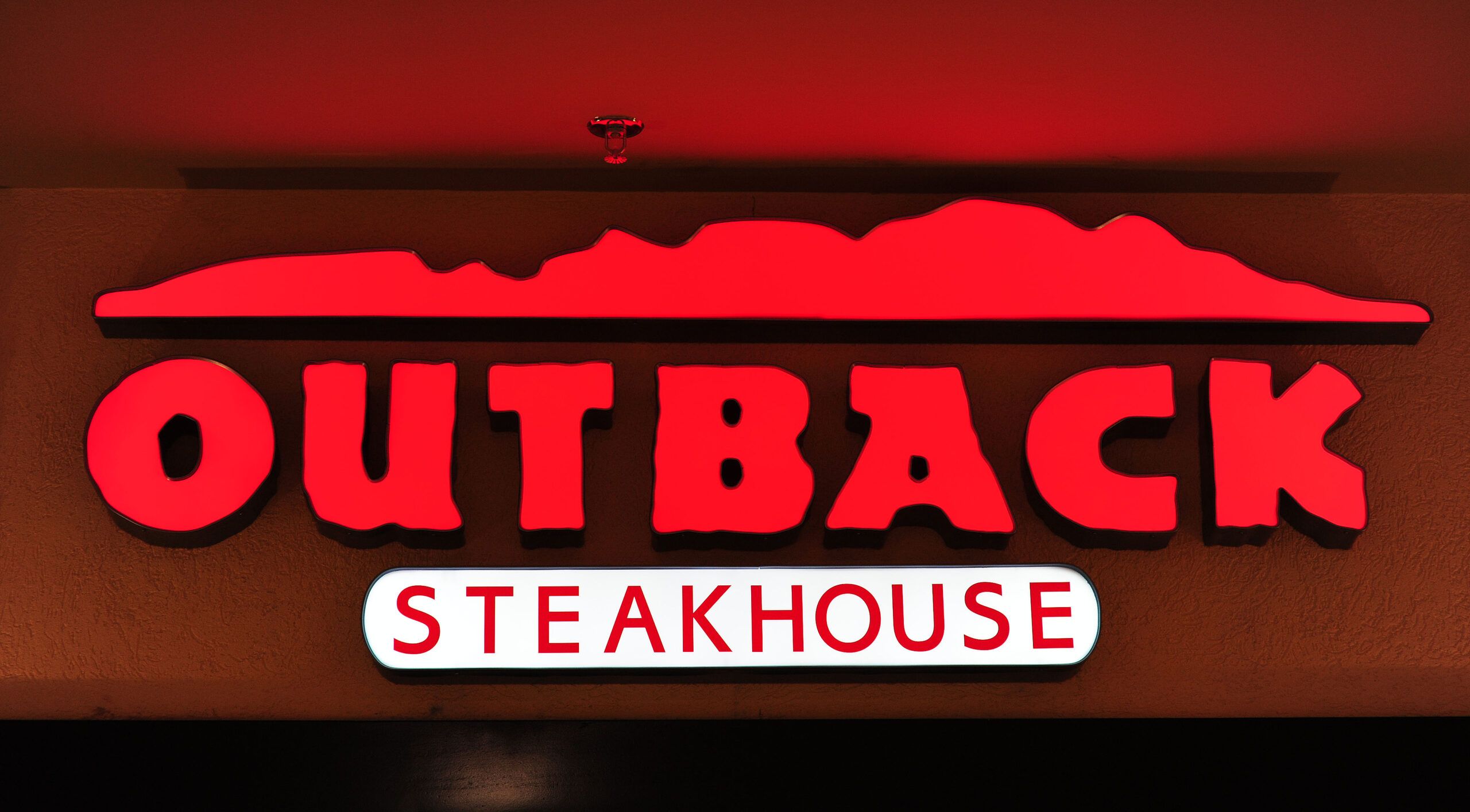 Outback coloca mesa como narradora em campanha