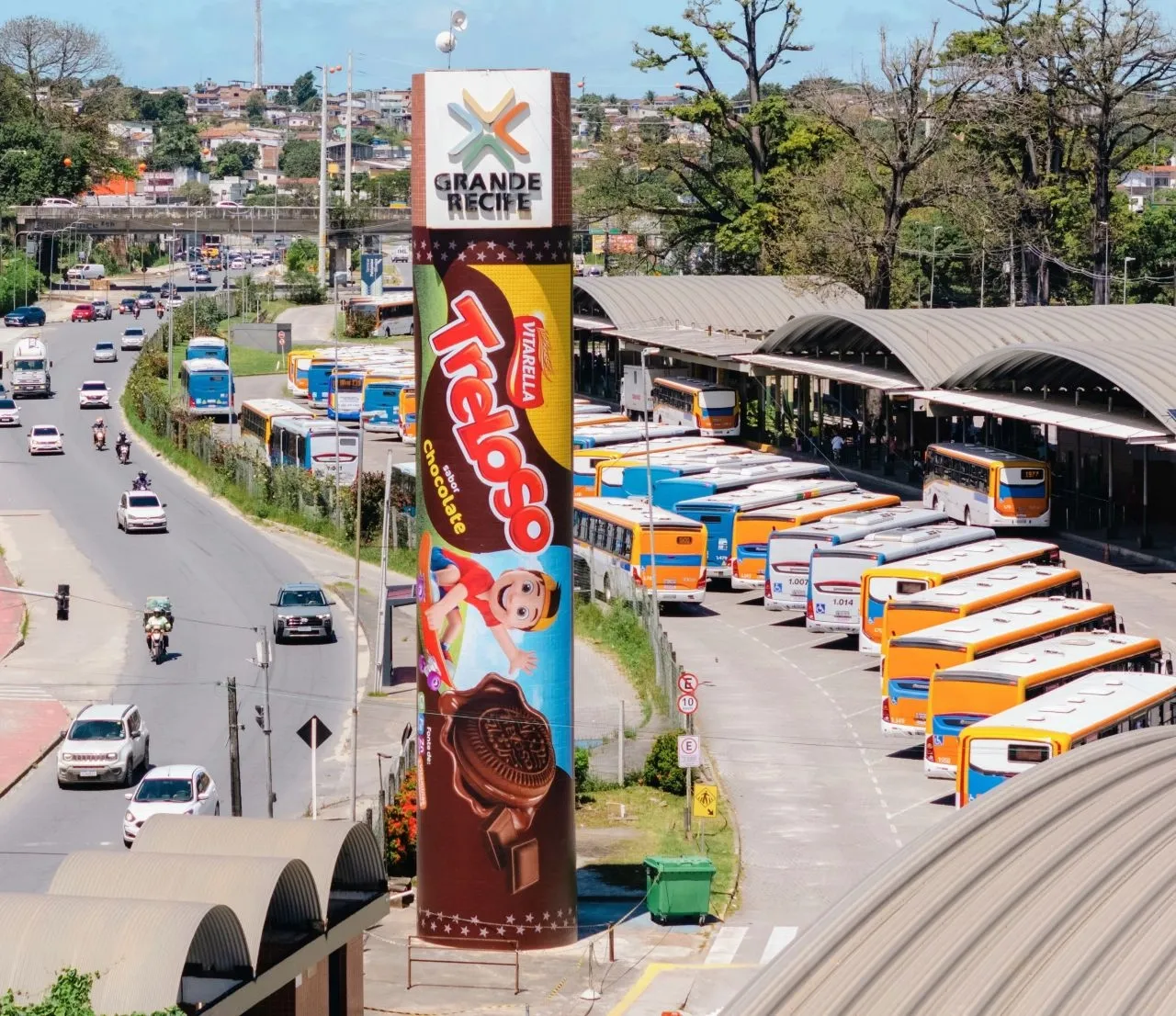 RZK Digital transforma torre de 17 metros do Terminal Pelópidas Silveira em embalagem gigante do biscoito Treloso
