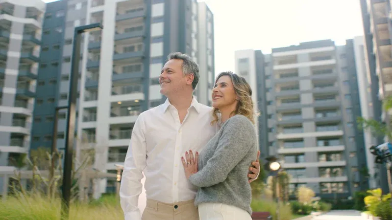 Eztec lança campanha com Danton Mello e Sheila Ramos