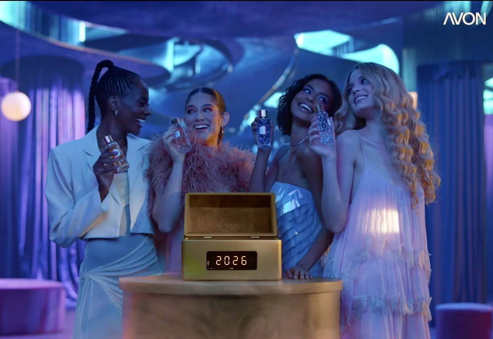 Avon lança "Iconic Collection" com Clara Garcia e Nanda Tsunami para conectar gerações