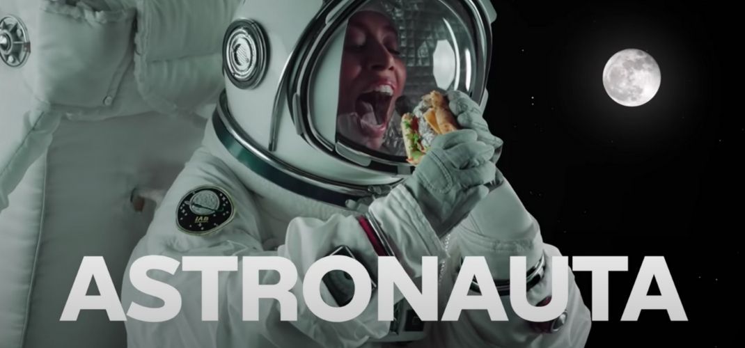 Deu erro no sistema? Subway lança novo sanduíche com um astronauta