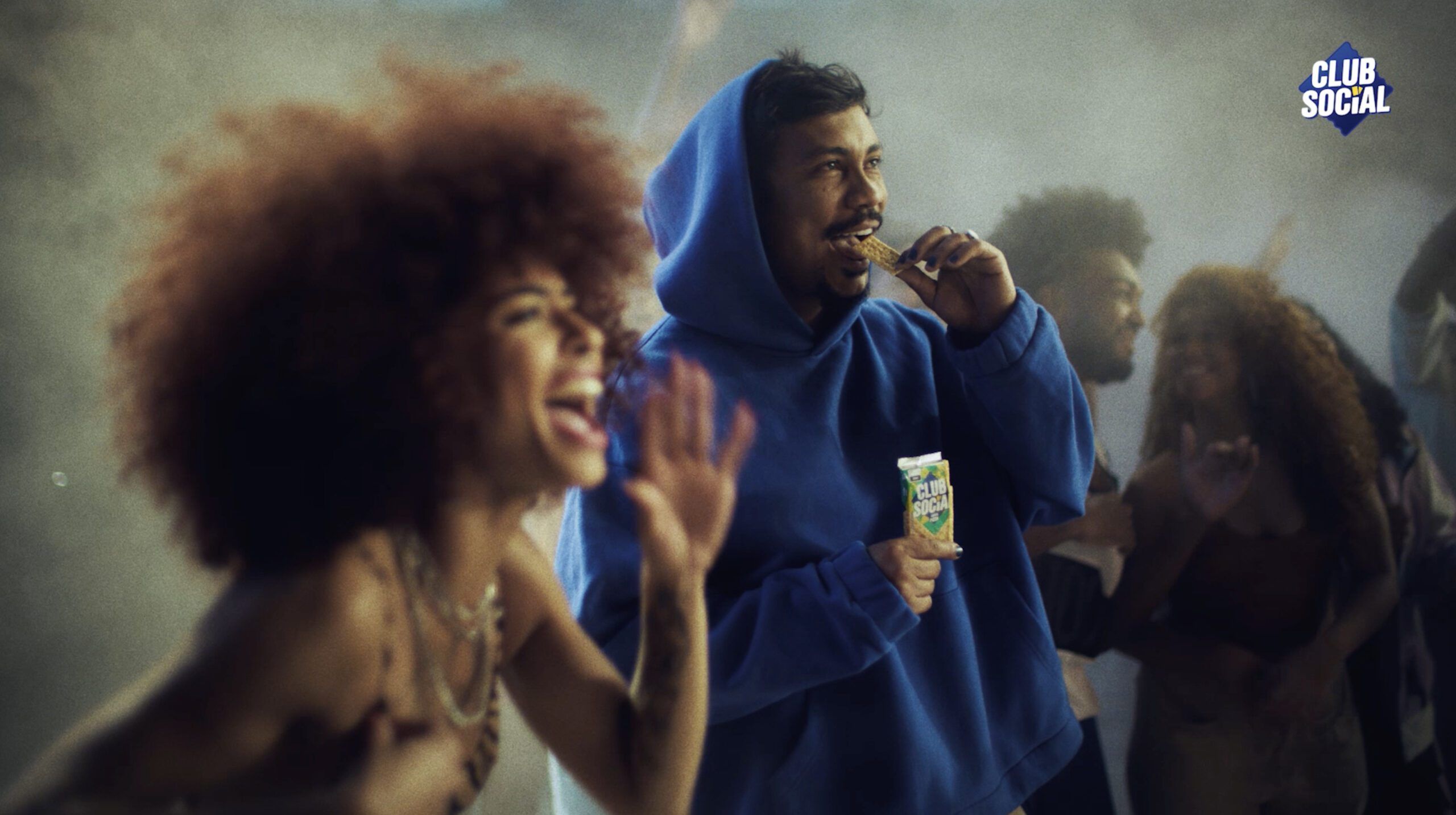 Xamã canta clássico do Charlie Brown Jr. em campanha de Club Social