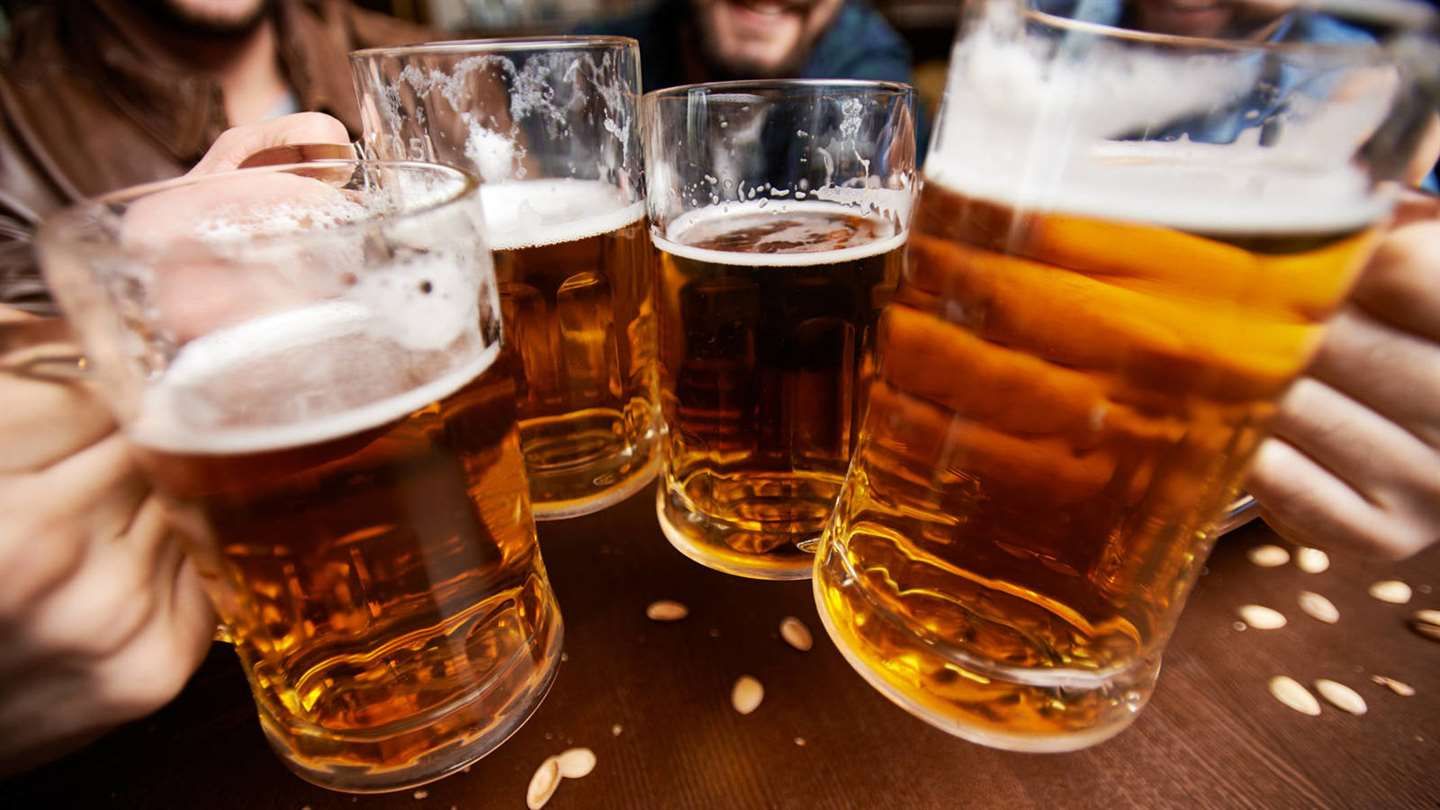 Mestre-cervejeira explica a origem Oktoberfest e dá dicas para quem quer trazer o espírito da celebração alemã para o encontro com os amigos