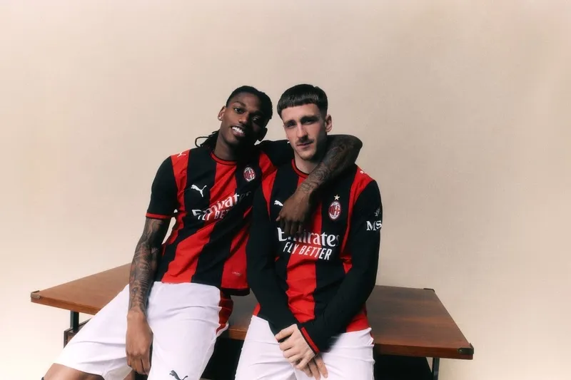 PUMA e AC Milan revelam novo uniforme HOME para a temporada 2026/27 com resgate às listras clássicas