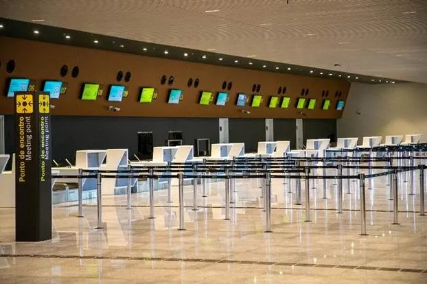 Aeroporto de Uberlândia inaugura terminal 82% maior e expande circuito de mídia da helloo e NEOOH