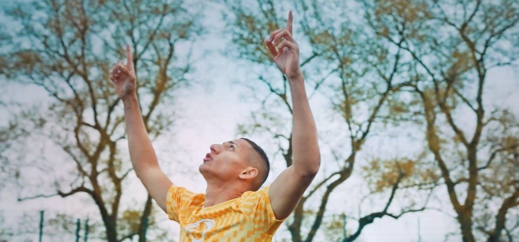 Richarlison “pombo” luta por justiça em novo filme da Nike