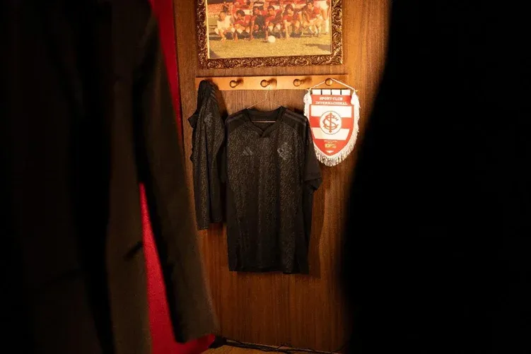 Inter lança uniforme all-black em homenagem aos 50 anos do título brasileiro de 1975