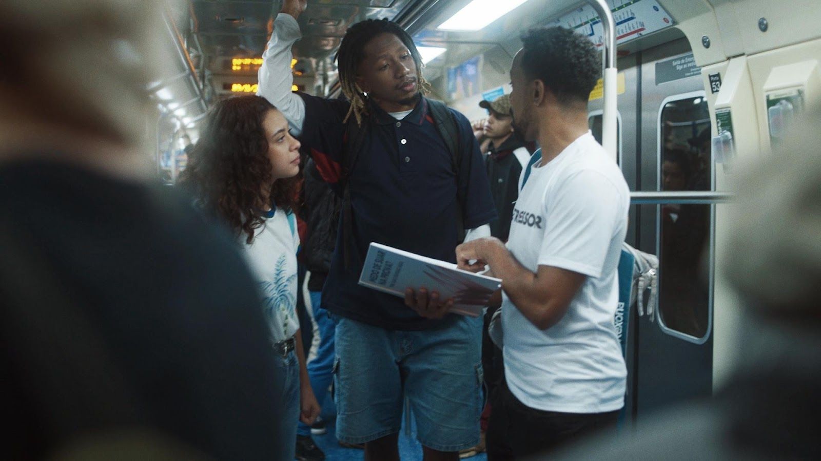 Rexona tira dúvidas de alunos em metrô durante o ENEM