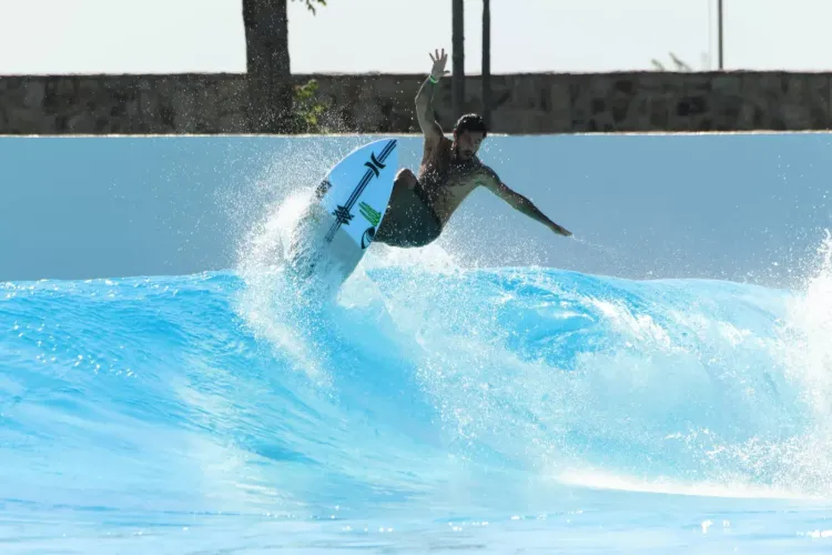 Filipe Toledo fecha parceria com Beyond The Club