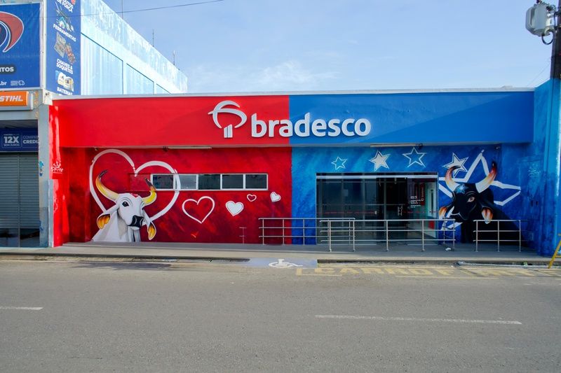 Bradesco pinta agência de azul para o Festival de Parintins
