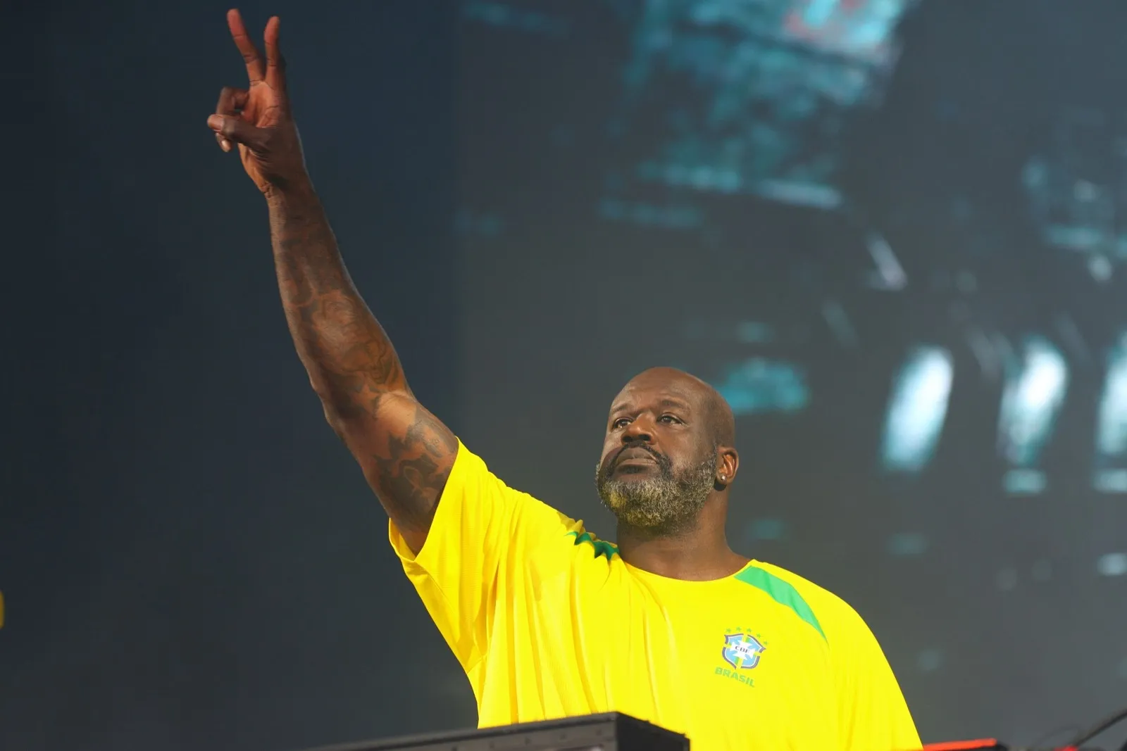 Shaquille O'Neal veste a Amarelinha no Lollapalooza 2026 o match perfeito entre basquete e futebol