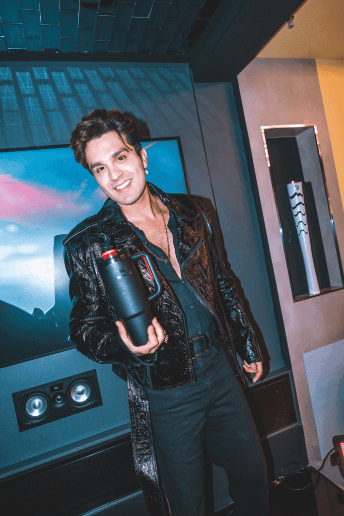 Luan-Santana-e-seu-novo-copo-do-modelo-Quencher-fruto-da-collab-com-a-Stanley-credito-Gabriel-Porangaba-683x1024.png