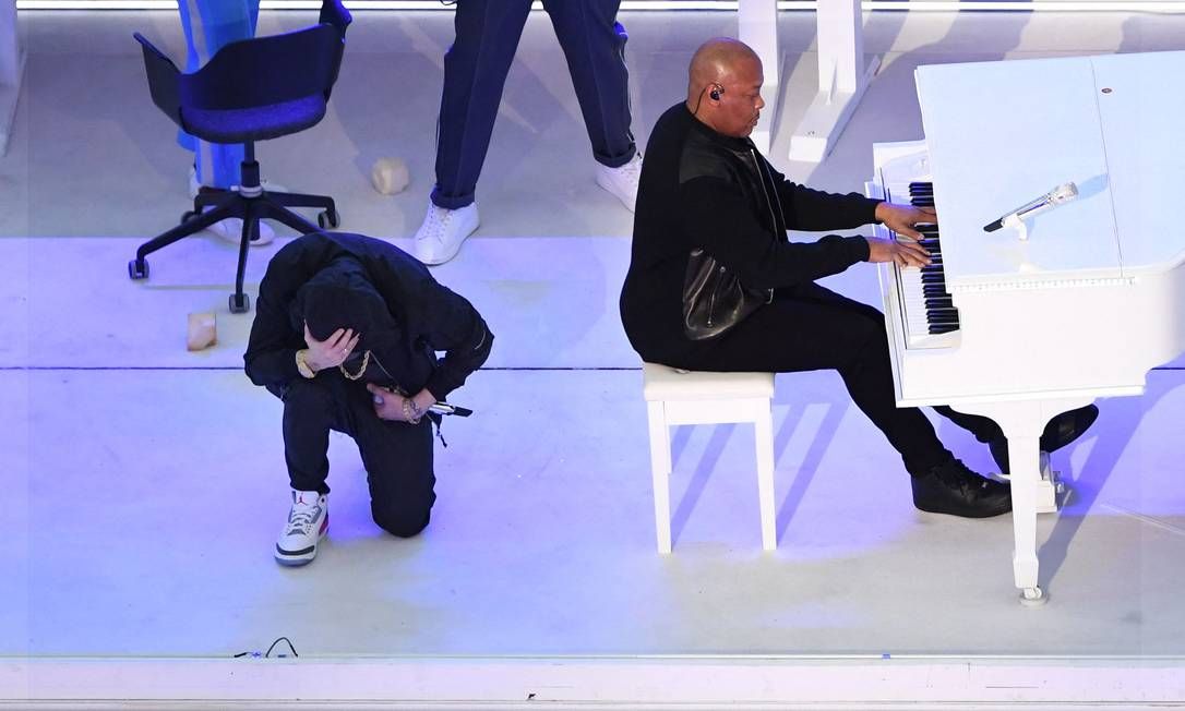 97545141_TOPSHOTUS-rapper-Eminem-kneels-on-stage-as-he-performs-with-US-rapper-Dr-Dre-during-the.jpg