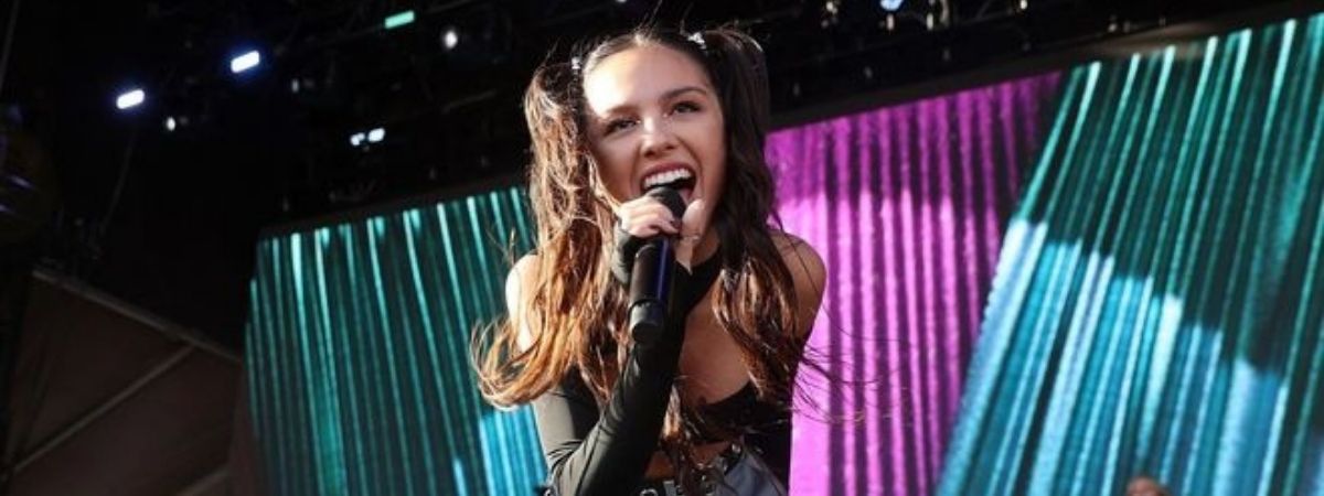 Olivia Rodrigo assina contrato com a Glossier