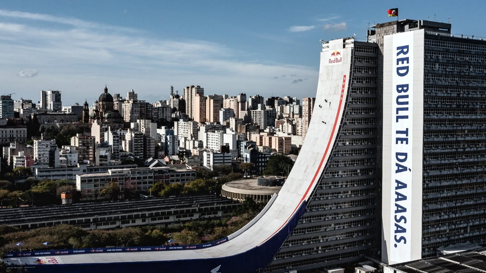 Honda e Red Bull transformam prédio em rampa de skate para Sandro Dias em Porto Alegre