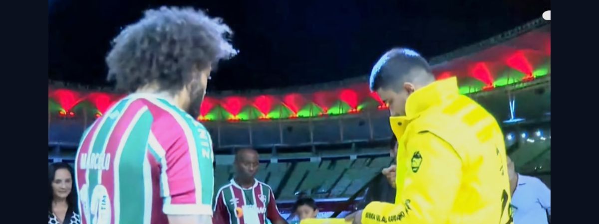 Zé Delivery participa da entrega do Marcelo ao torcedor Fluminense