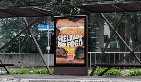 Burger King transforma atributos de seus produtos em intervenções de OOH em São Paulo