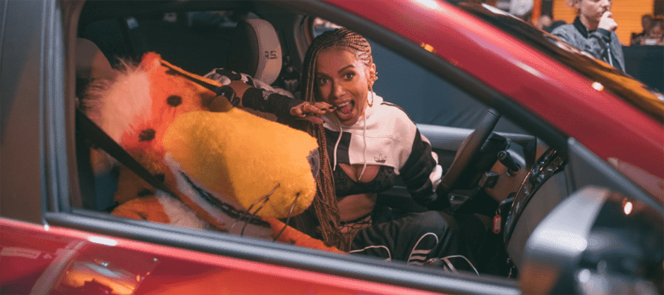 Cheetos participa de novo videoclipe da Anitta