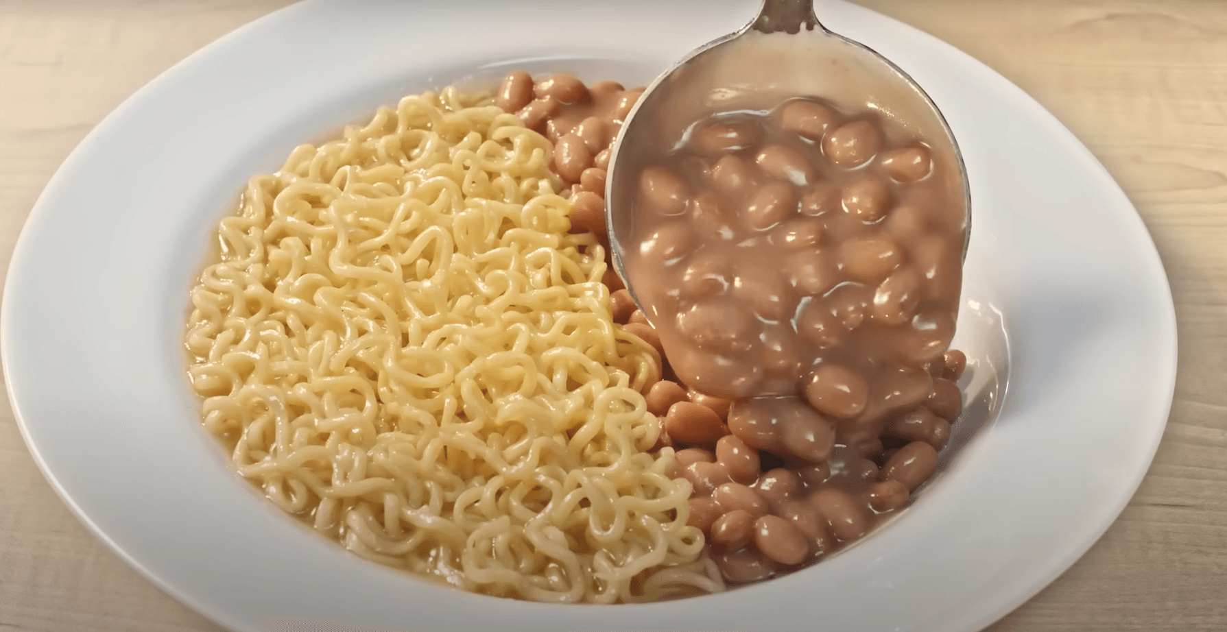 Miojo com feijão? Campanha celebra versatilidade do produto
