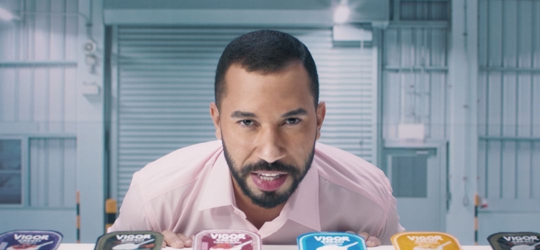 Gil da Vigor degusta iogurtes em novo filme da Vigor Grego