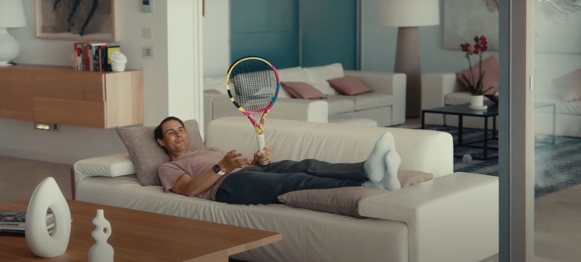 Nadal controla casa conectada em nova campanha da Vivo