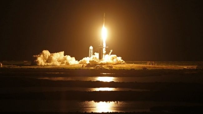 SpaceX-empresa-de-Elon-Musk-realiza-1°-voo-orbital-com-civis-4.jpg