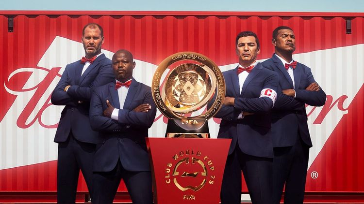 Budweiser traz lendas da zaga para proteger troféu do Mundial