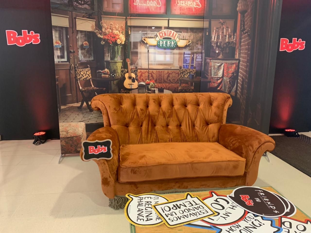 Bob’s recria cenário de Friends no Shopping Metrô Santa Cruz