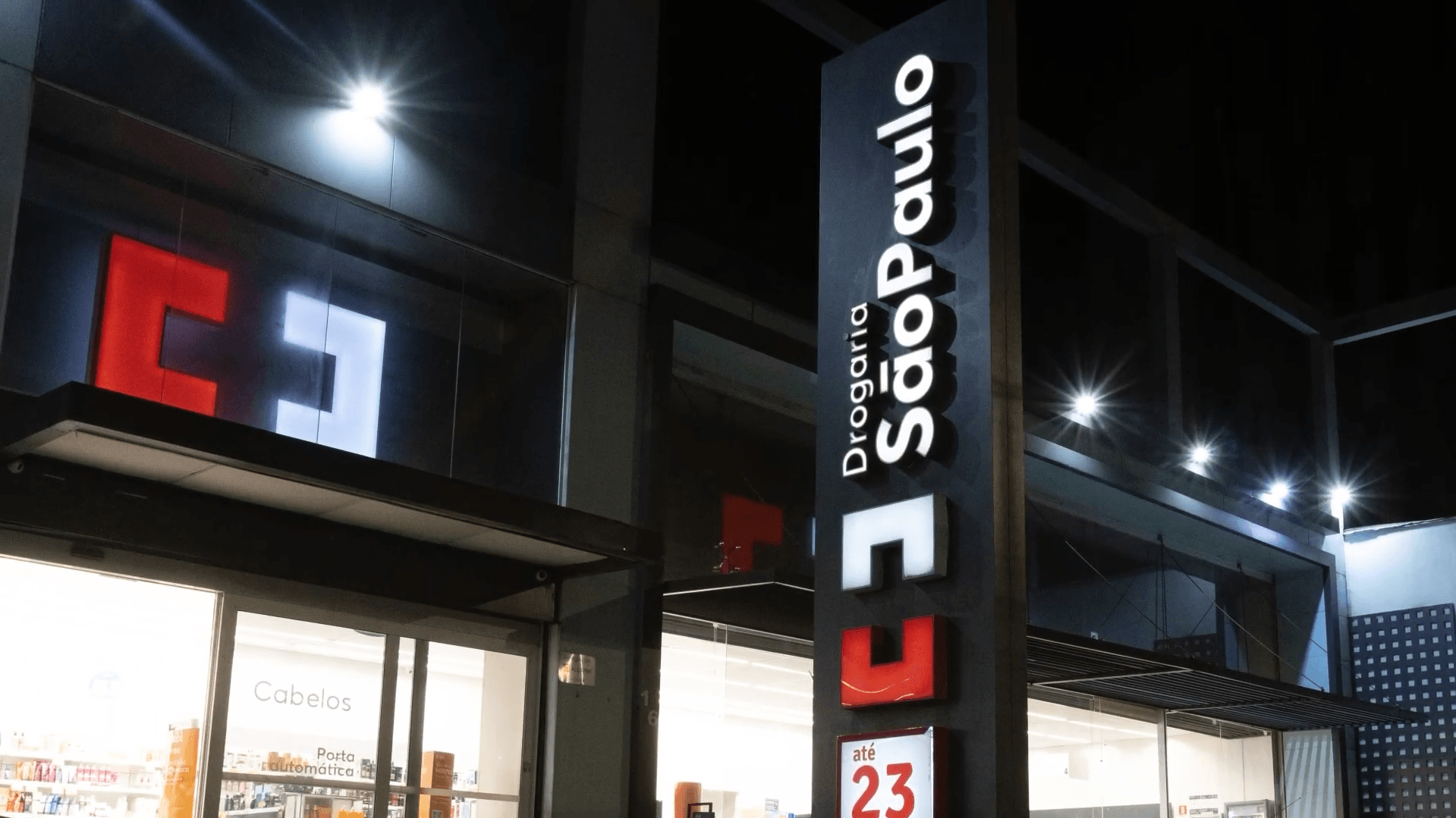 Drogaria São Paulo acende luzes em prol da segurança