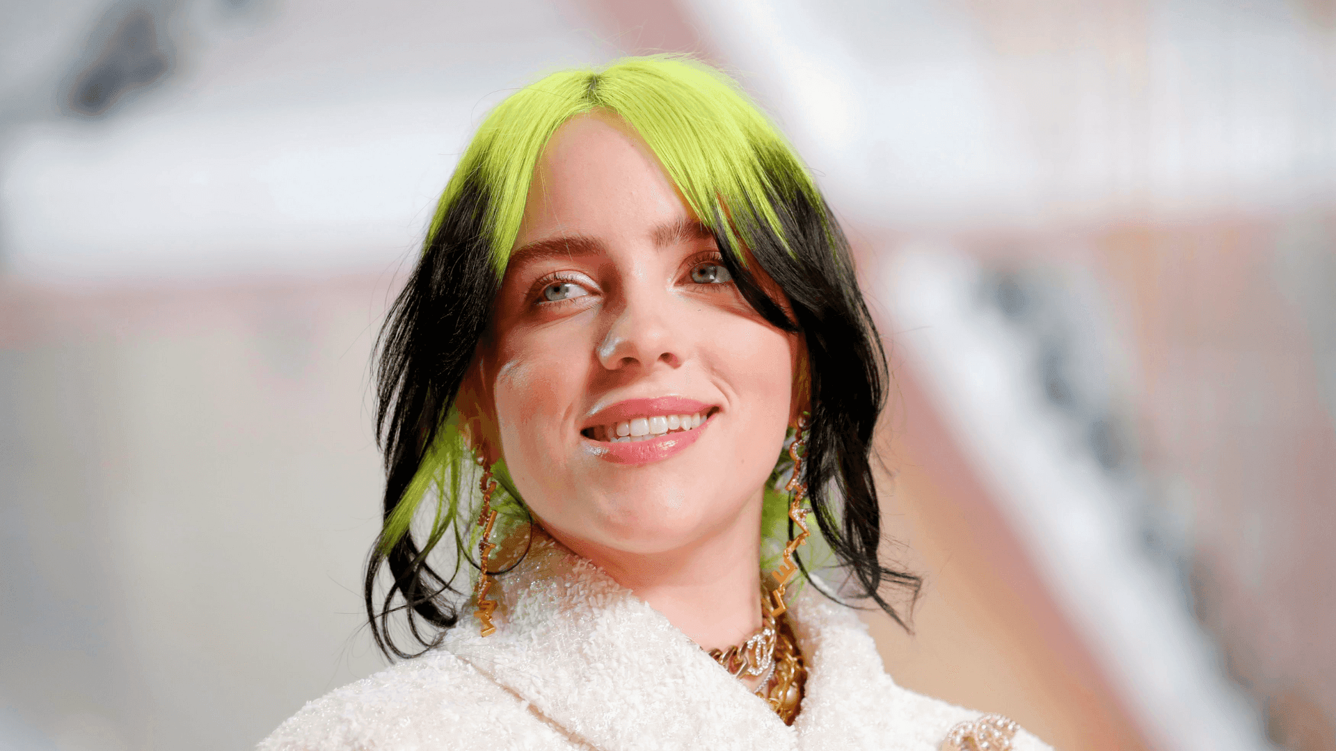 Billie Eilish encanta fãs brasileiros em entrevista exclusiva para a Rádio Mix