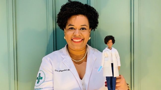 Doutora-Jaqueline-Goes-Cientista-que-ajudou-a-sequenciar-DNA-da-COVID-19-ganha-Barbie-1.jpg