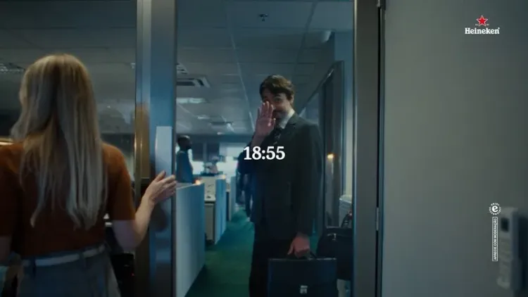 Heineken® lança “The Skipper”, dispositivo bem-humorado que encurta reuniões para liberar torcedores