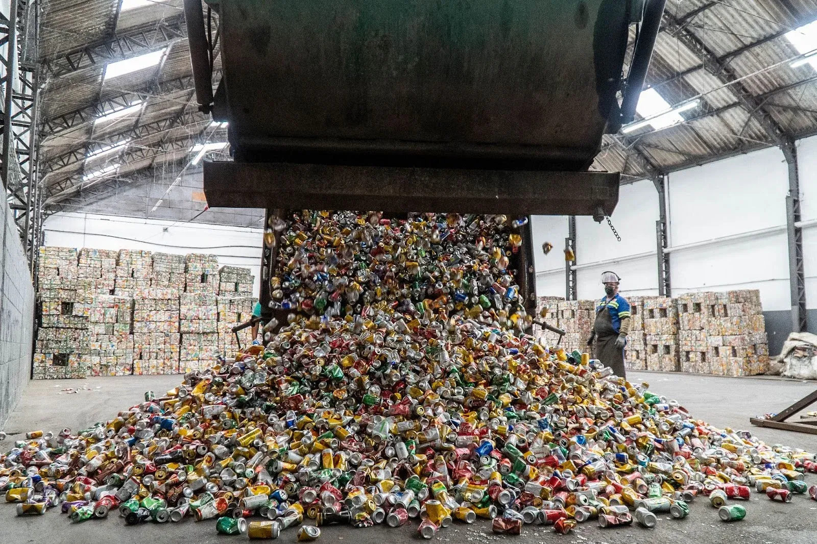 Novelis recicla 20 bilhões de latas e reforça liderança na economia circular do alumínio
