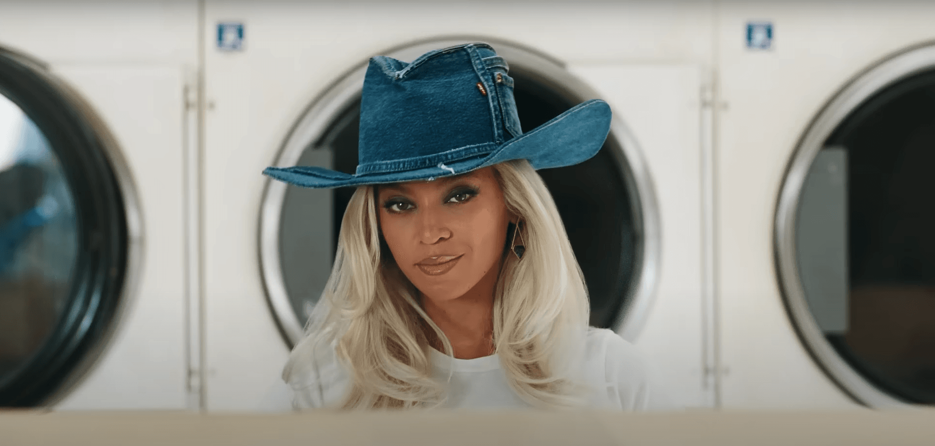 Beyoncé e Levi’s reimaginam comercial dos anos 80 estrelado por um homem