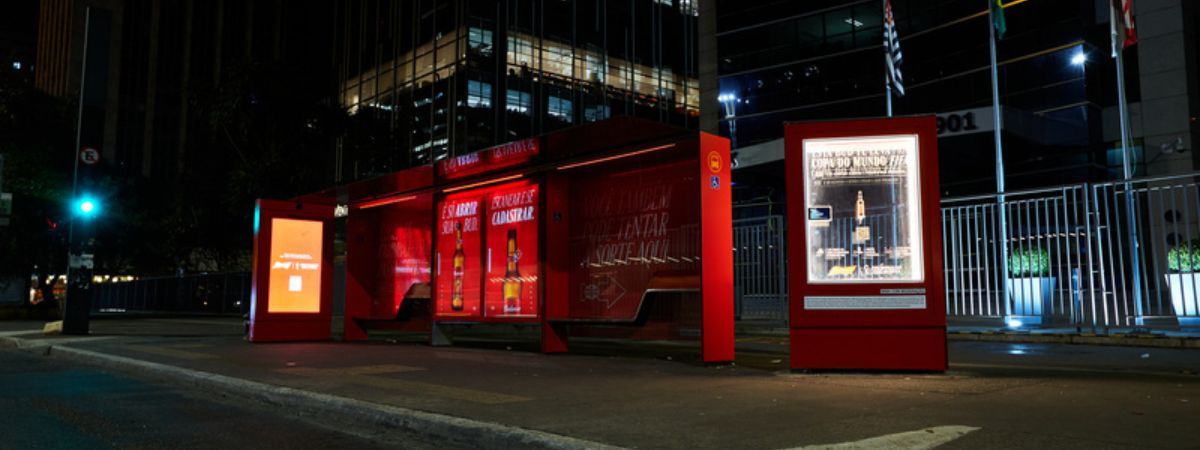 Budweiser apresenta outdoor com código secreto e garrafa premiada para a Copa do Mundo
