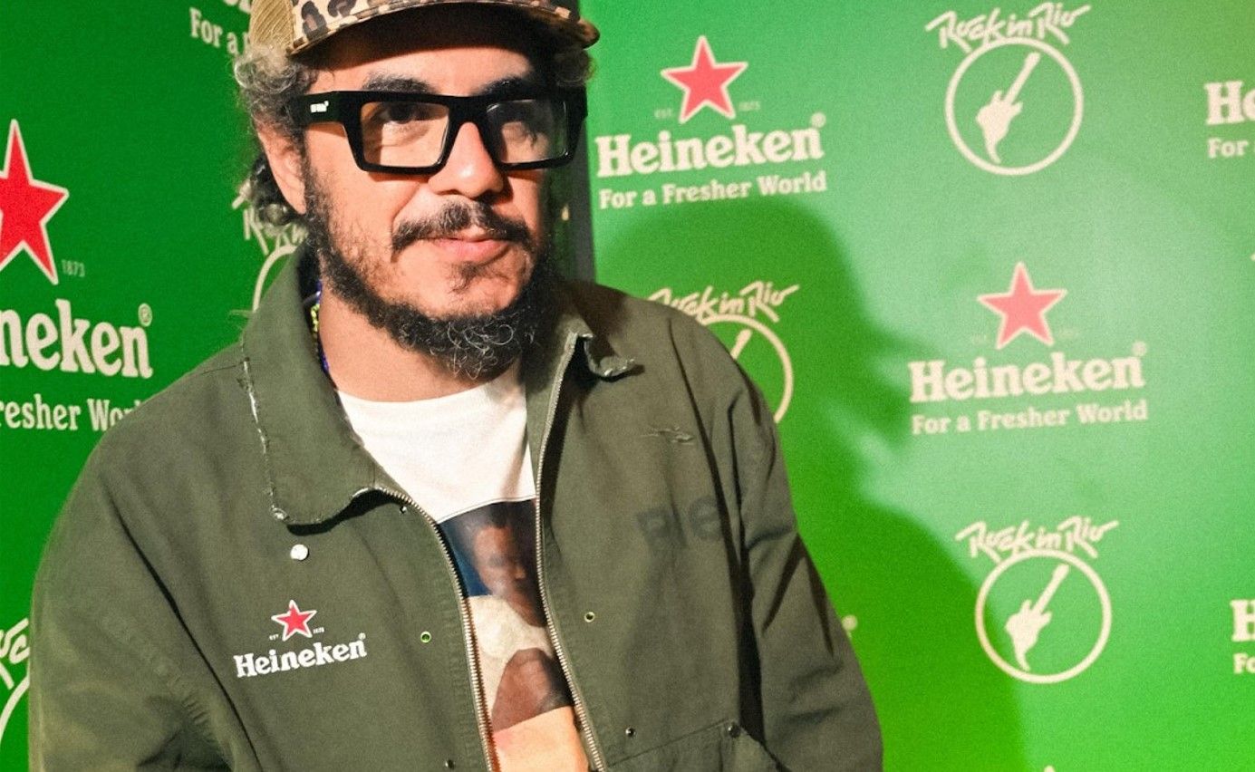 Marcelo D2 veste primeira peça de coleção Heineken e PIET