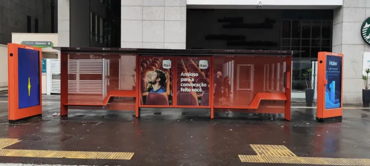 Itaú, Globo e Eletromidia quebram barreiras do OOH e transmitem convocação da Seleção ao vivo em abrigos de ônibus de SP