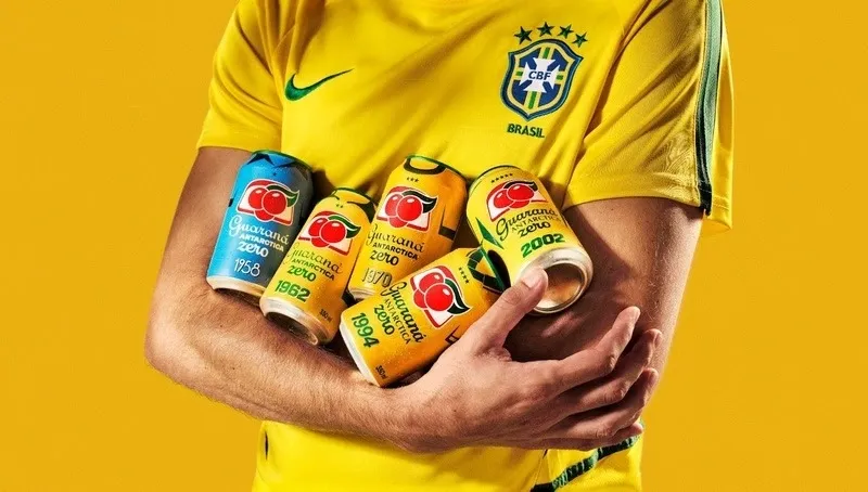 Guaraná Antarctica lança latas colecionáveis inspiradas nos mantos vitoriosos da Seleção